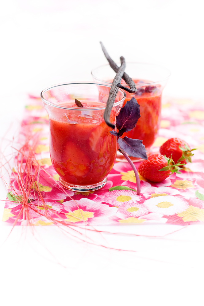 Soupe légère fraise et Basilic pourpre-
Light iced soup, strawberry and purple basil 